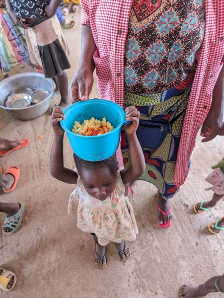 Auch die Kleine holt was ab.jpg